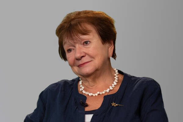 Нина Попова